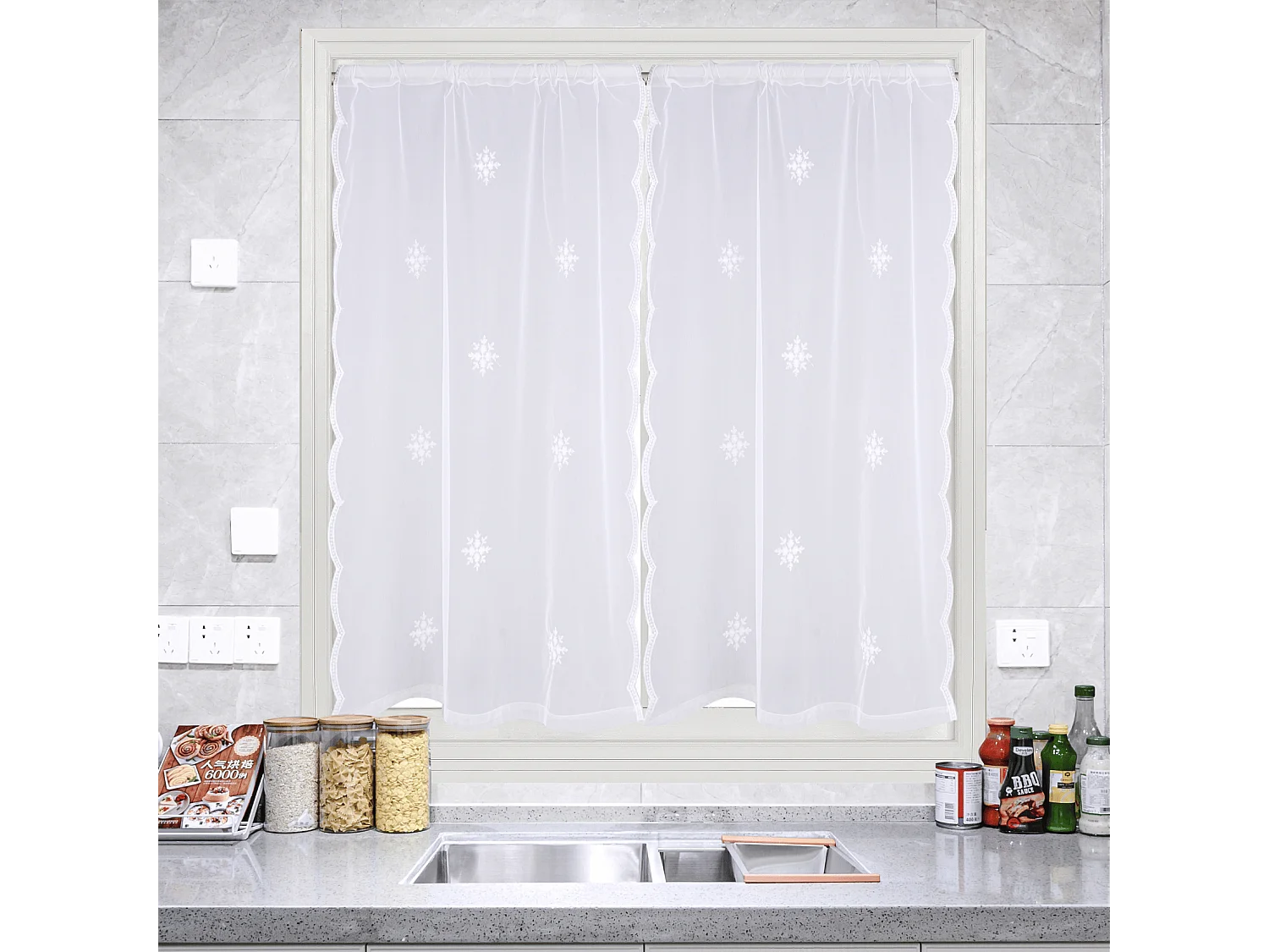 Par de cortinas blancas con motivo de copos de nieve