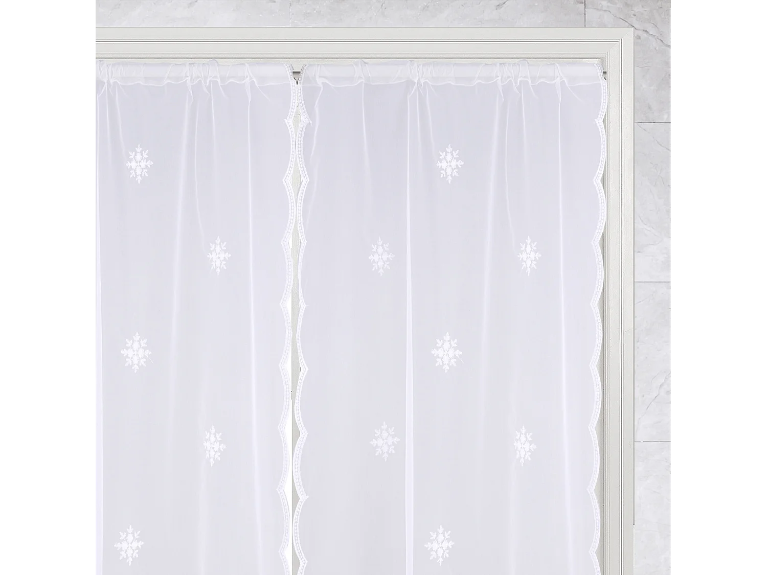 Par de cortinas blancas con motivo de copos de nieve