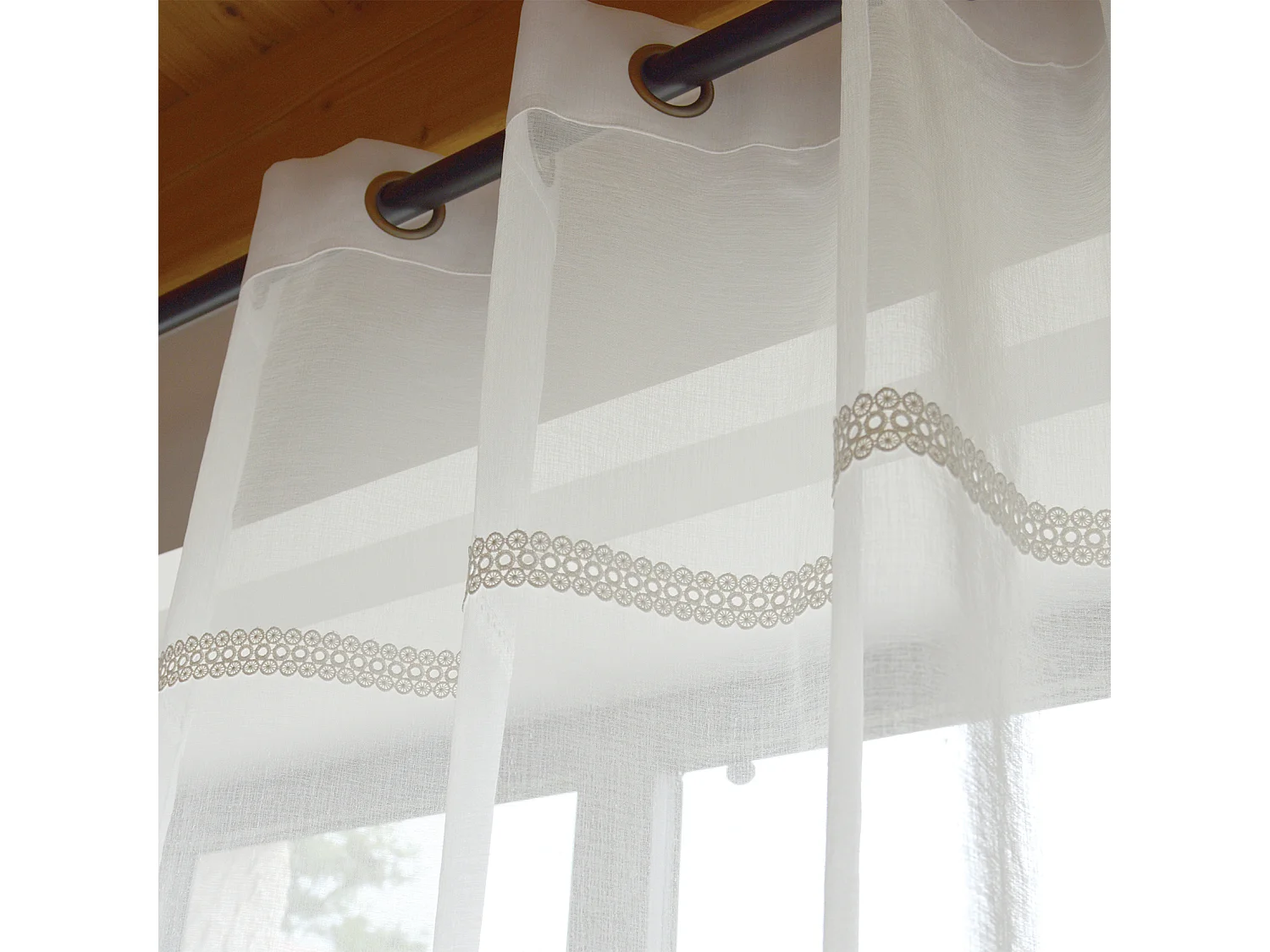 Visillo con Ojales y Cinta de Macramé