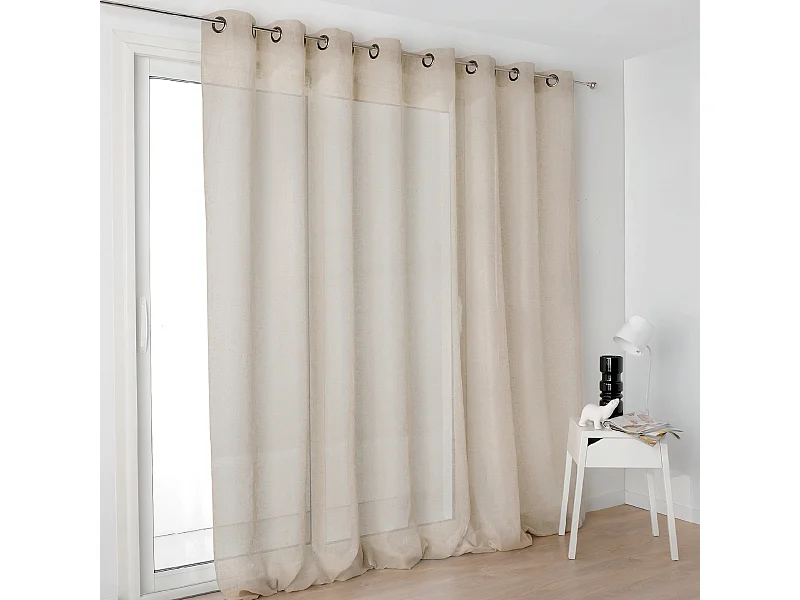 Halbtransparenter Vorhang in großer Breite