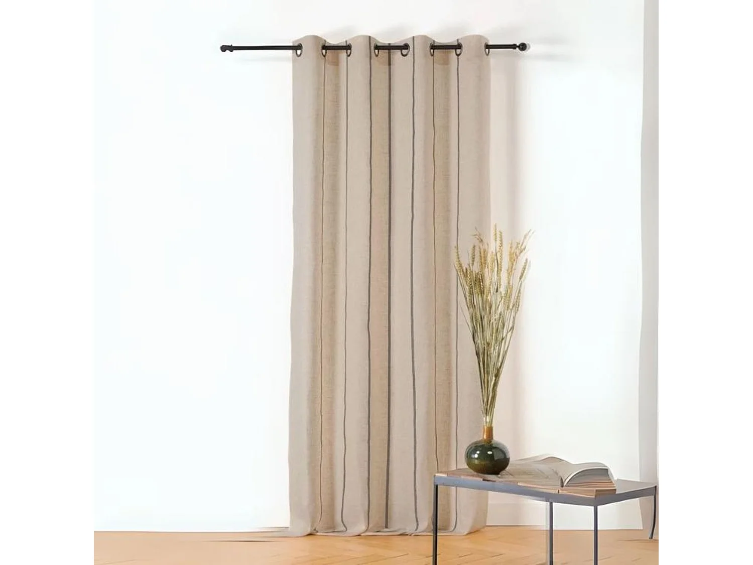 Voilage aux fines rayures noires