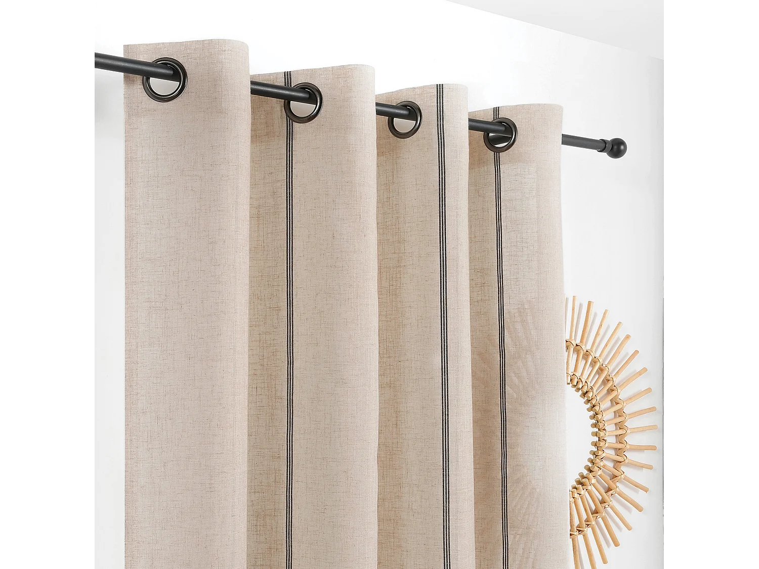 Voilage aux fines rayures noires