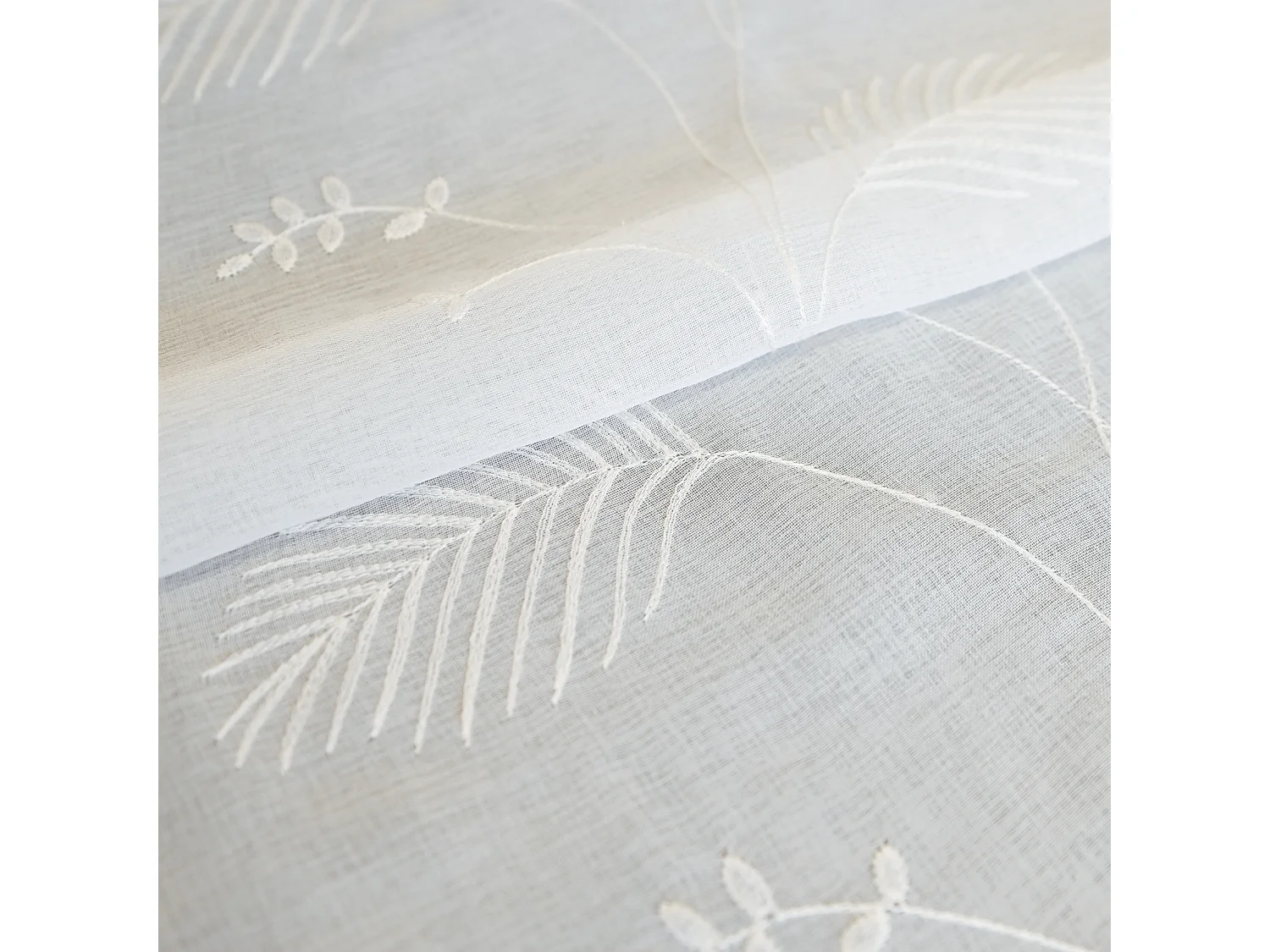 Ösenvorhang mit gestickten Blättern