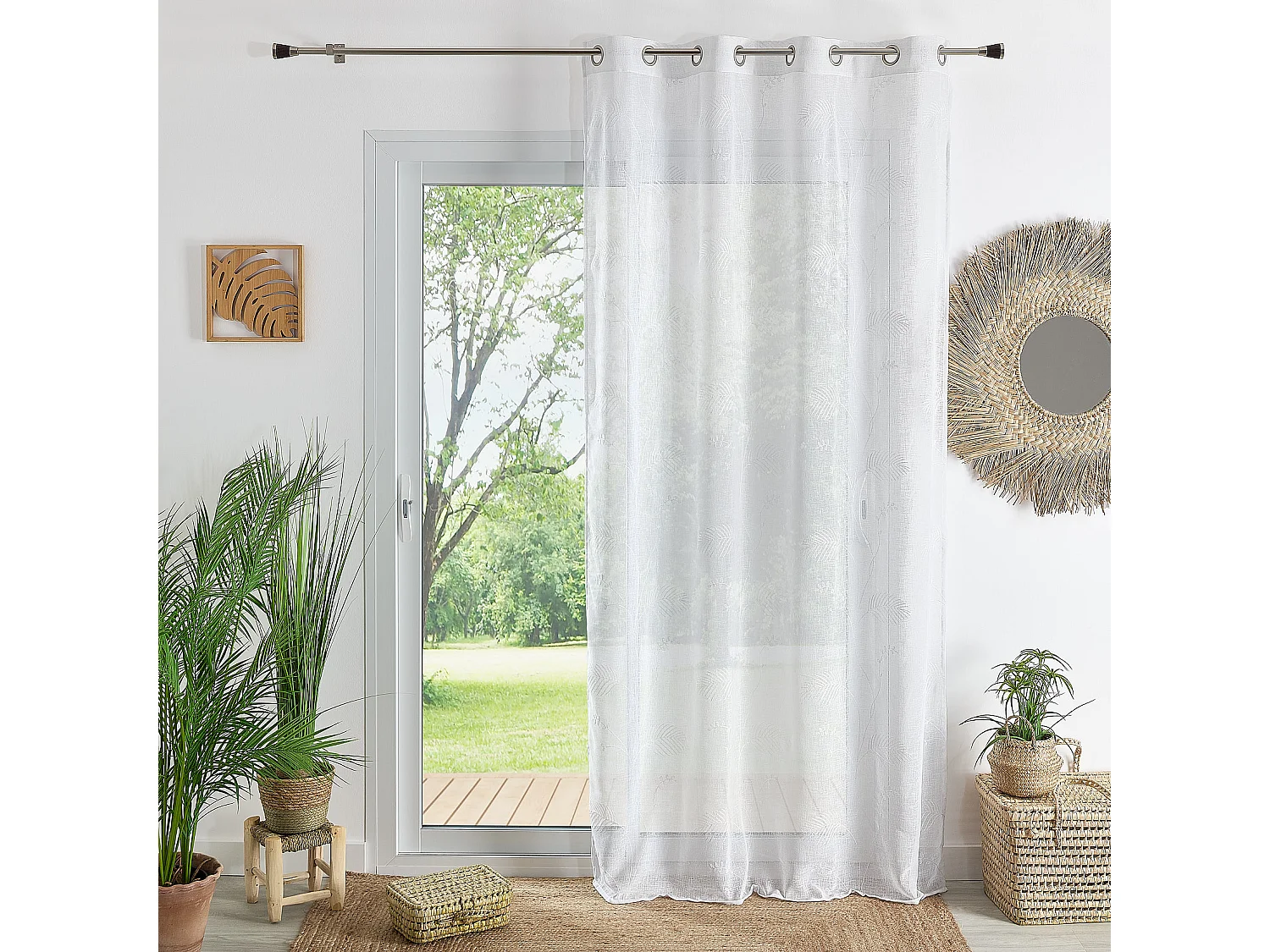 Cortina translúcida con ojales bordada con hojas