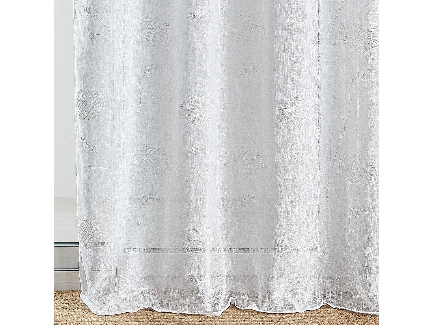 Cortina translúcida con ojales bordada con hojas