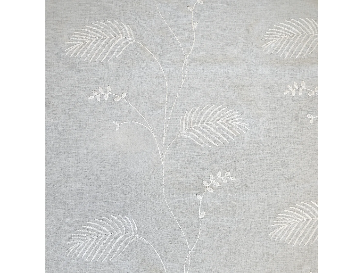 Cortina translúcida con ojales bordada con hojas