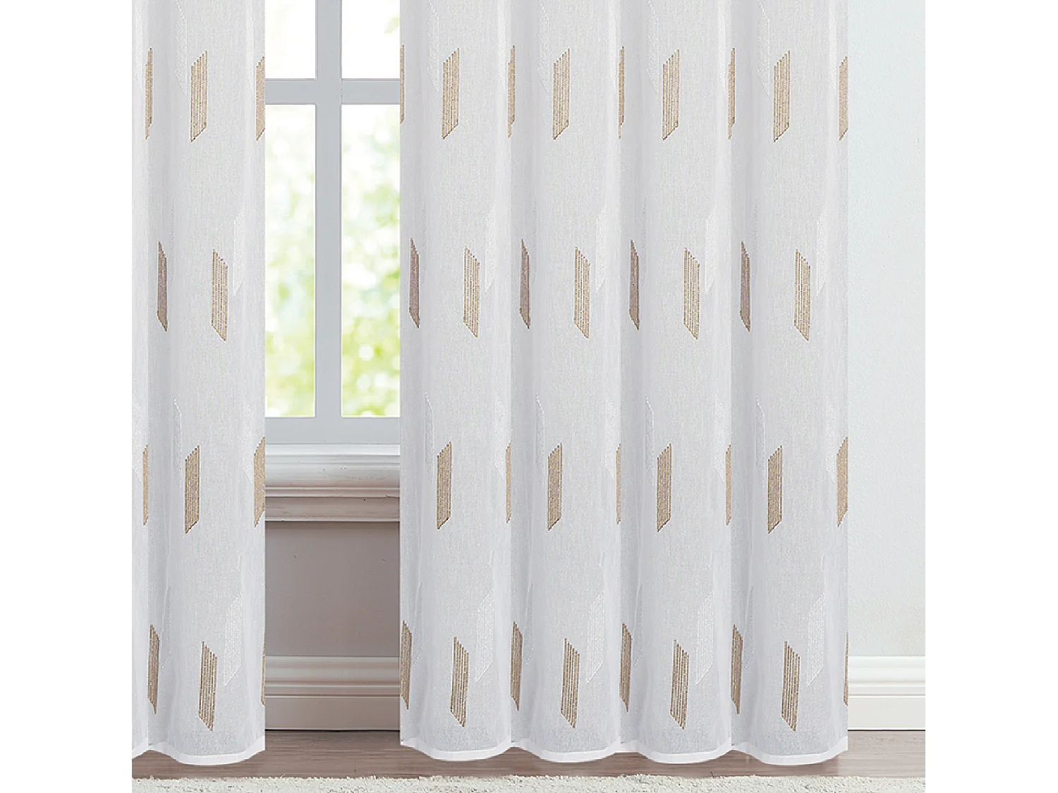 Vorhang mit glänzender Stickerei und Ösen