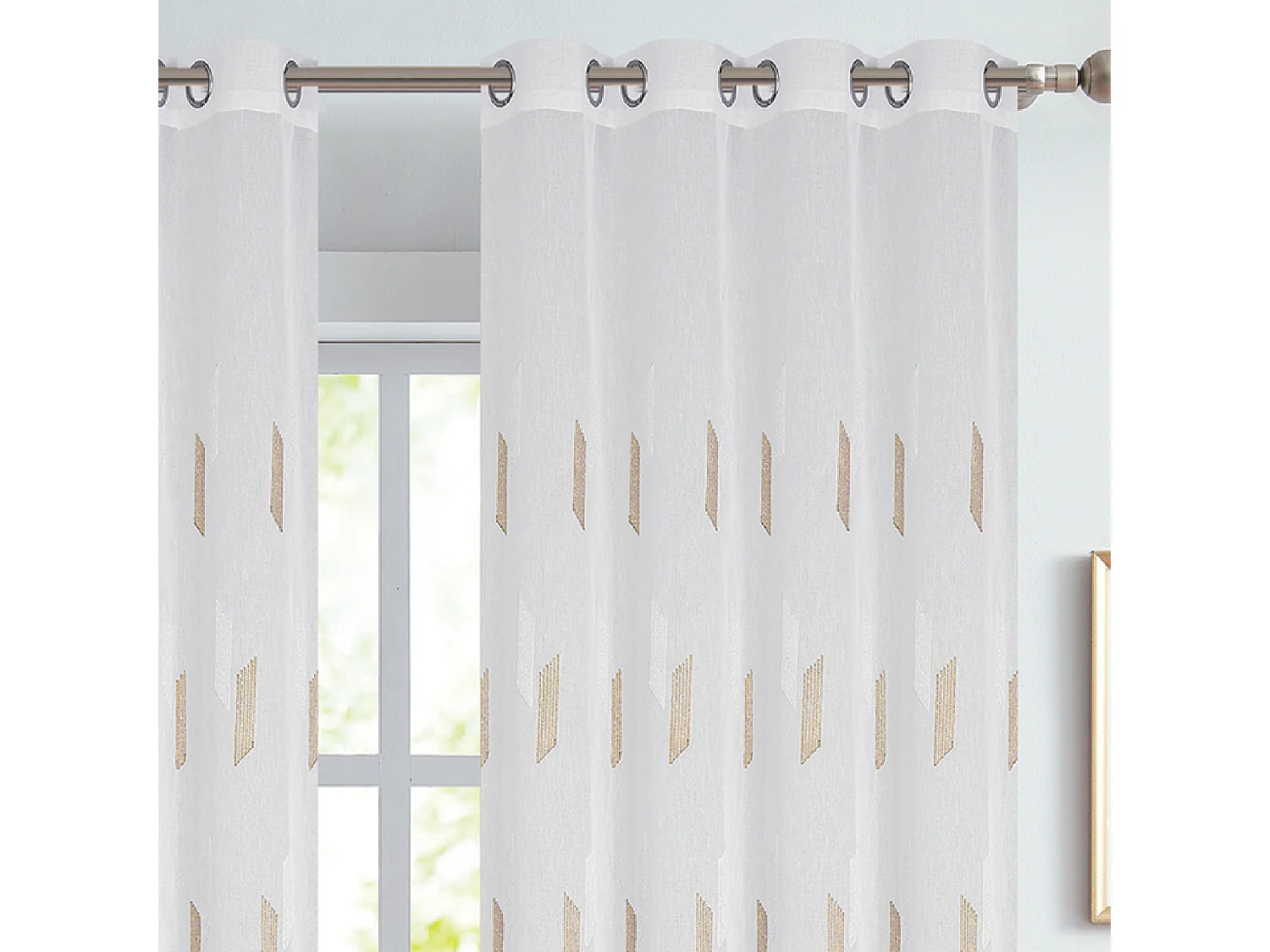 Vorhang mit glänzender Stickerei und Ösen