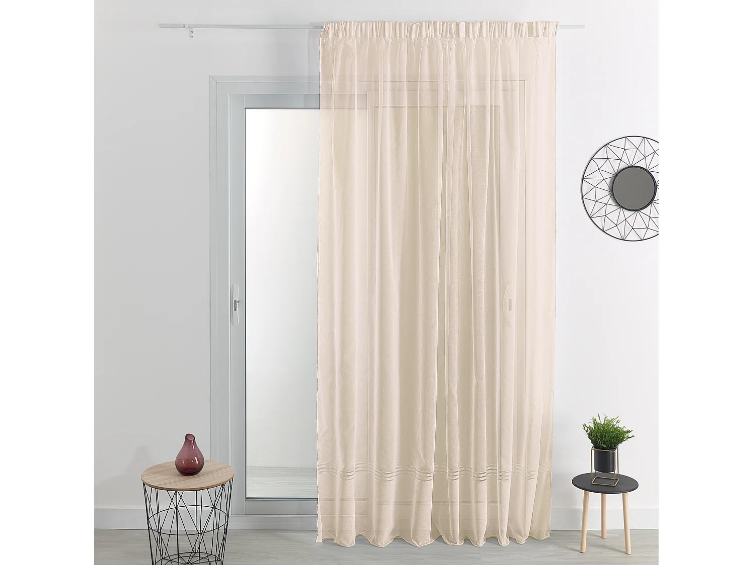 Visillo de poliéster con fondo tejido y trenza de flecos