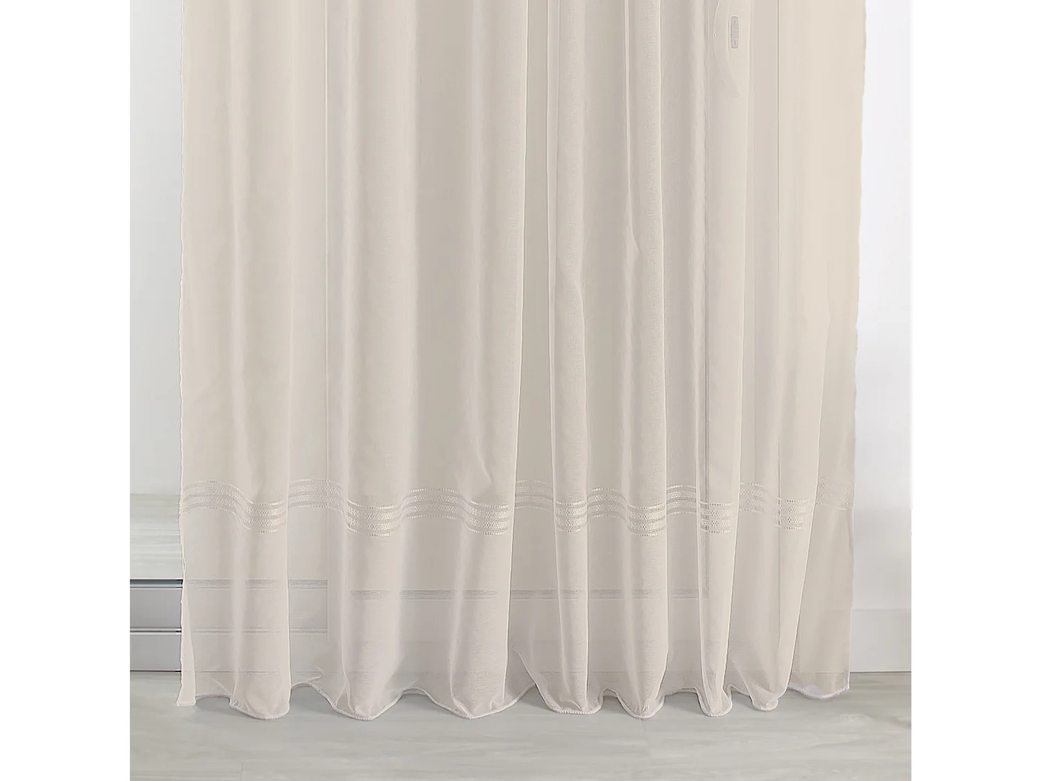 Visillo de poliéster con fondo tejido y trenza de flecos