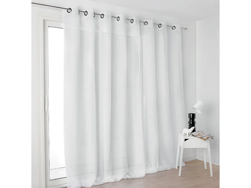 Halbtransparenter Vorhang in großer Breite