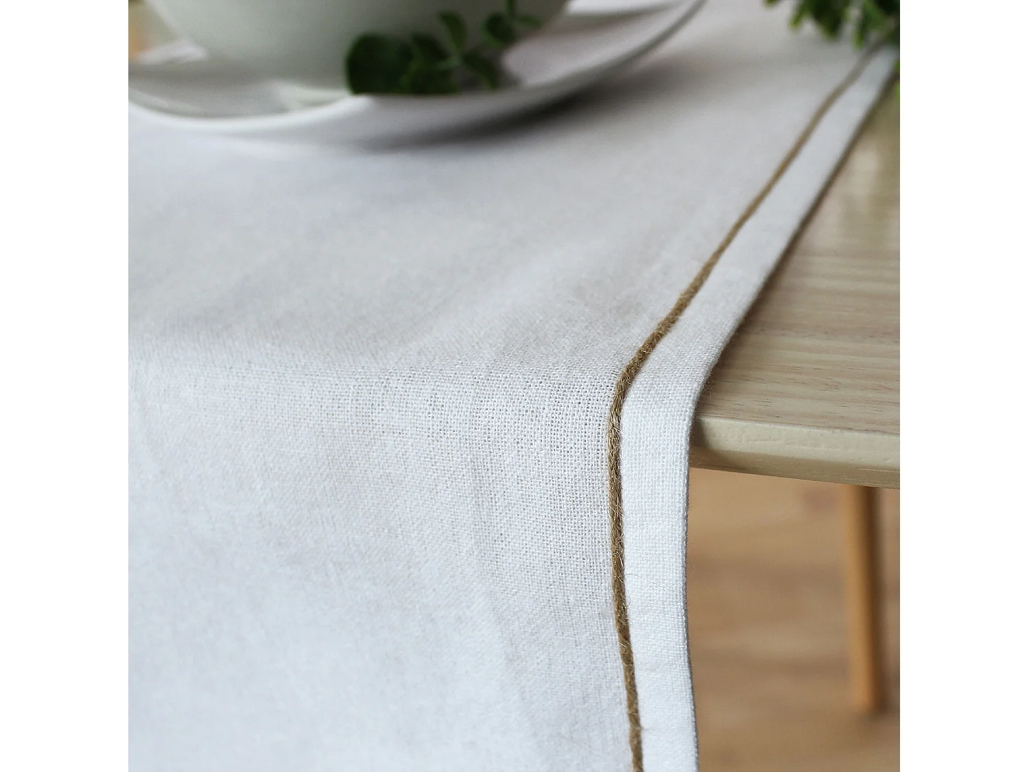 Chemin de table avec feston en jute