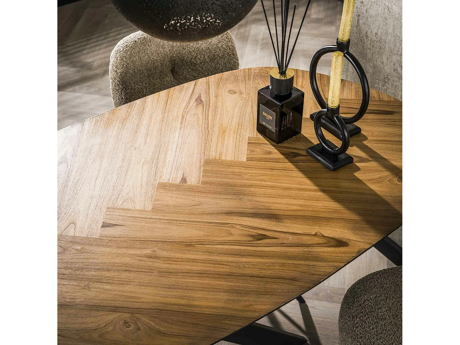 Table bar teck bords arrondis motif chevron 140 cm MAYA