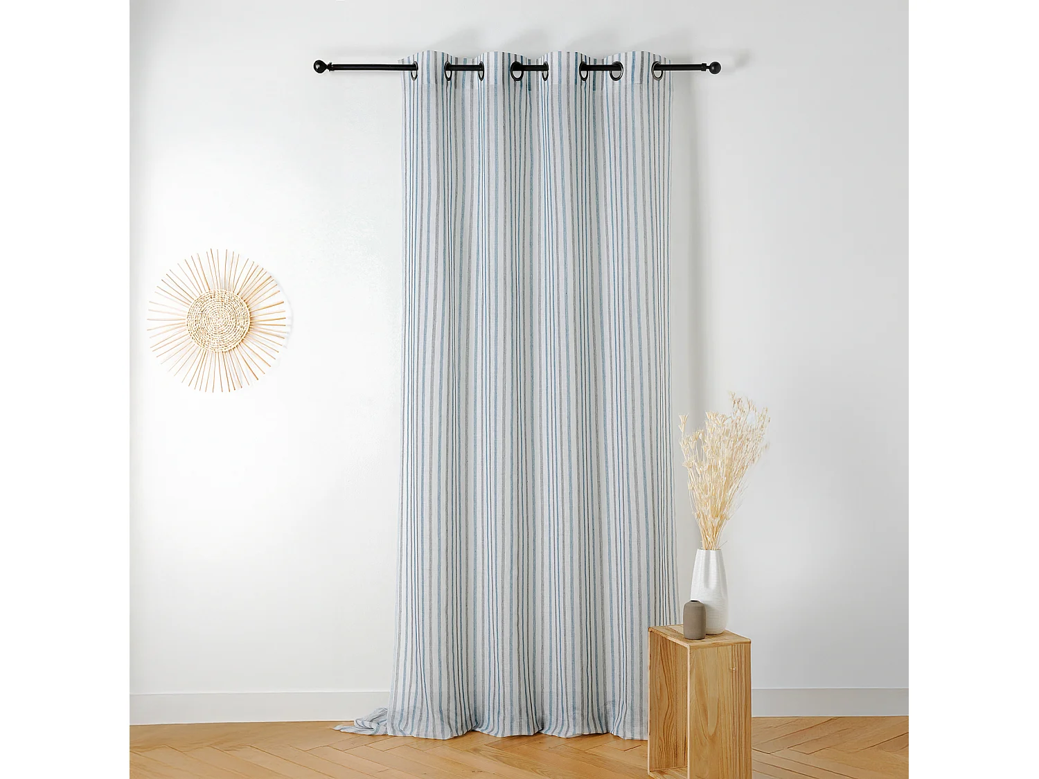 Voilage tamisant et irrégulier à rayures