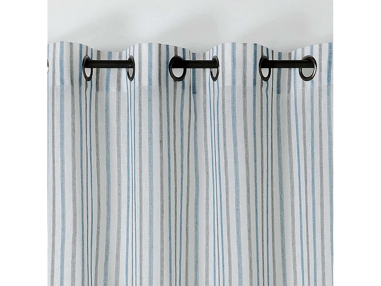 Voilage tamisant et irrégulier à rayures