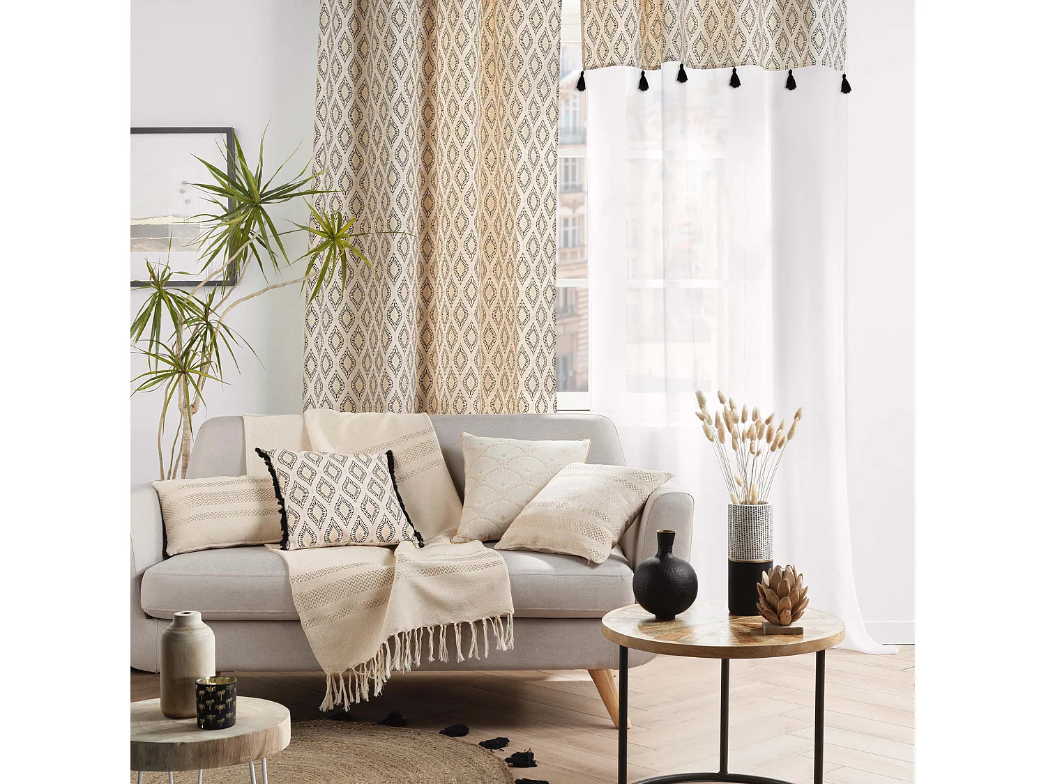 Vorhang mit bedrucktem Oberteil und Pompons