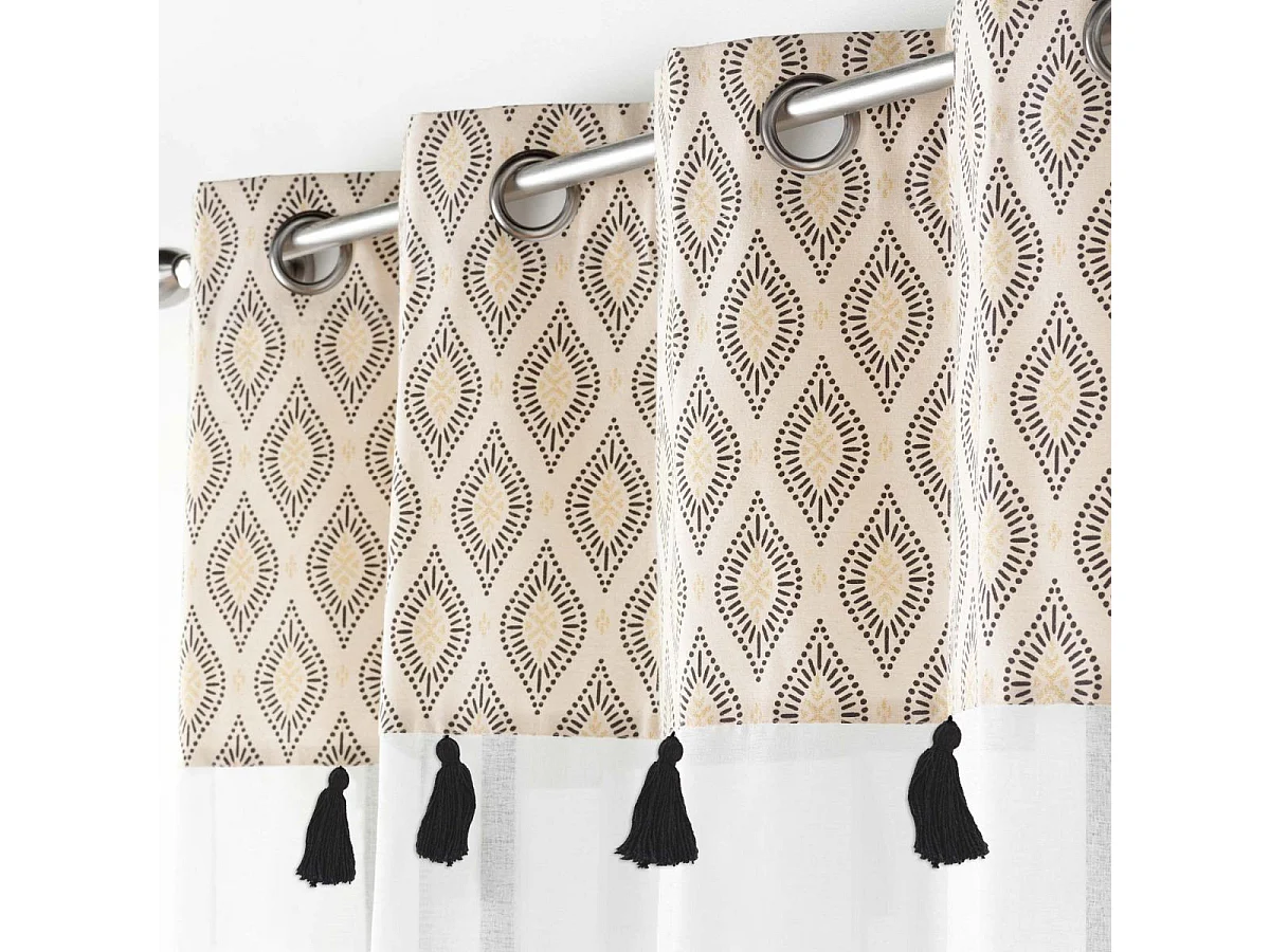 Vorhang mit bedrucktem Oberteil und Pompons