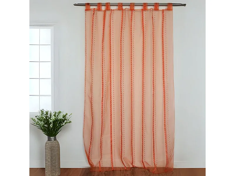 Visillo con rayas e hilos aspecto ladrillo