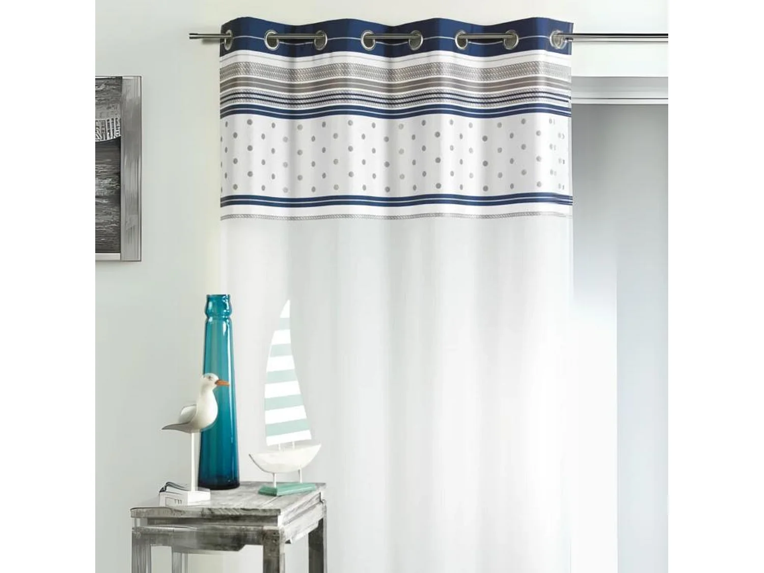 Cortina en gasa con paramento de rayas horizontales