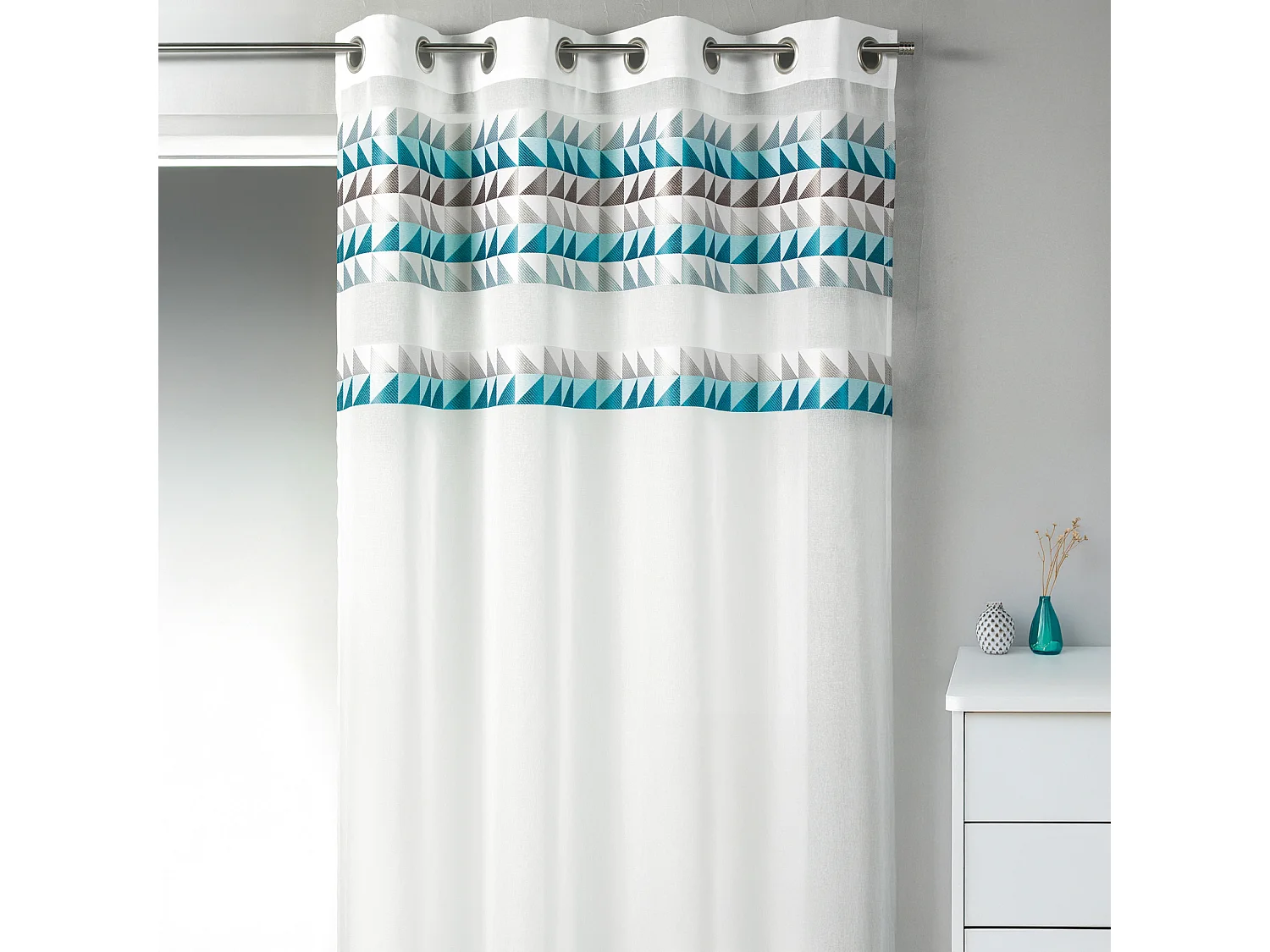 Voilage en étamine avec frise aux imprimés "triangle"