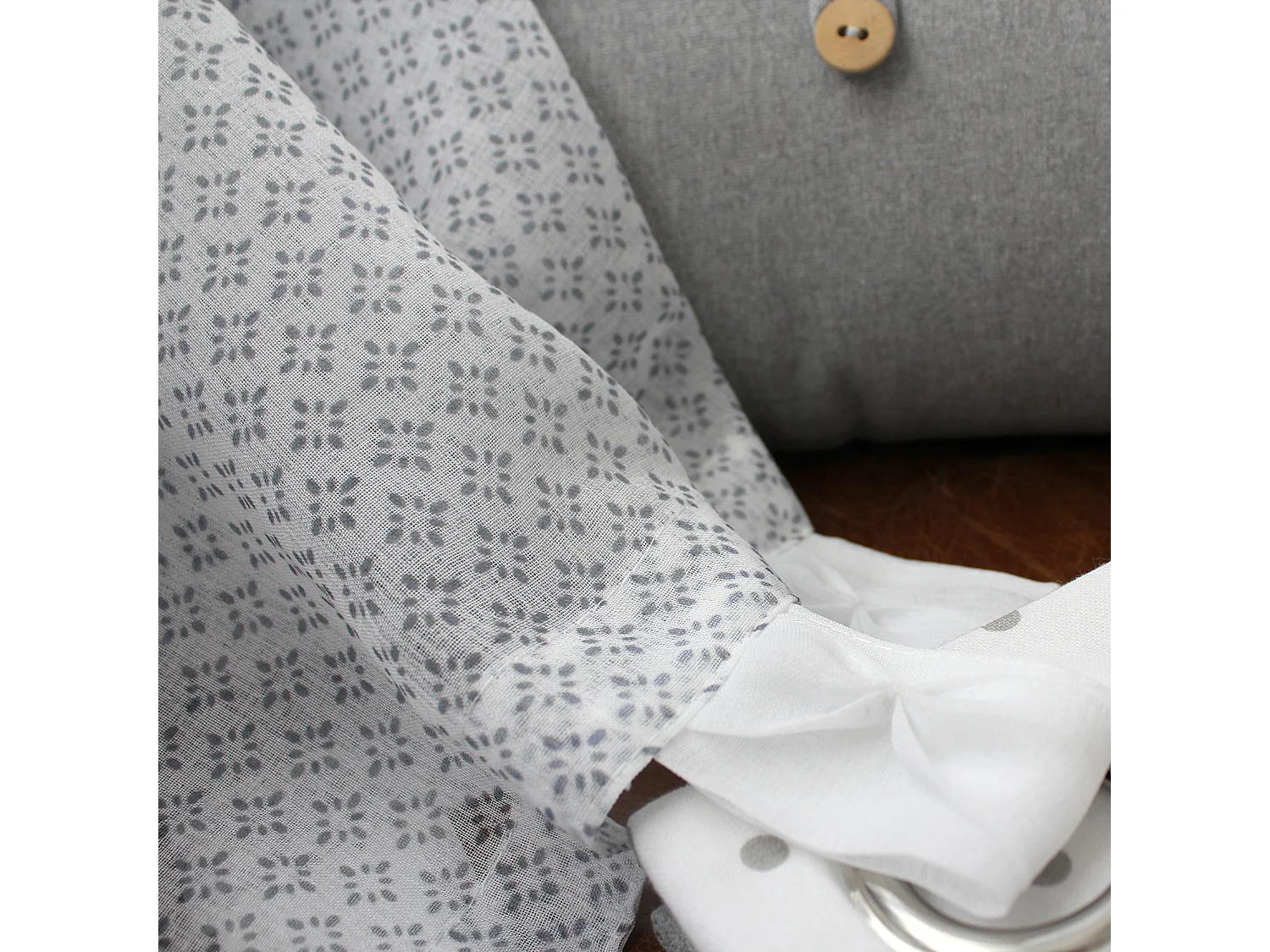 Ösenvorhang mit geometrischen Mustern