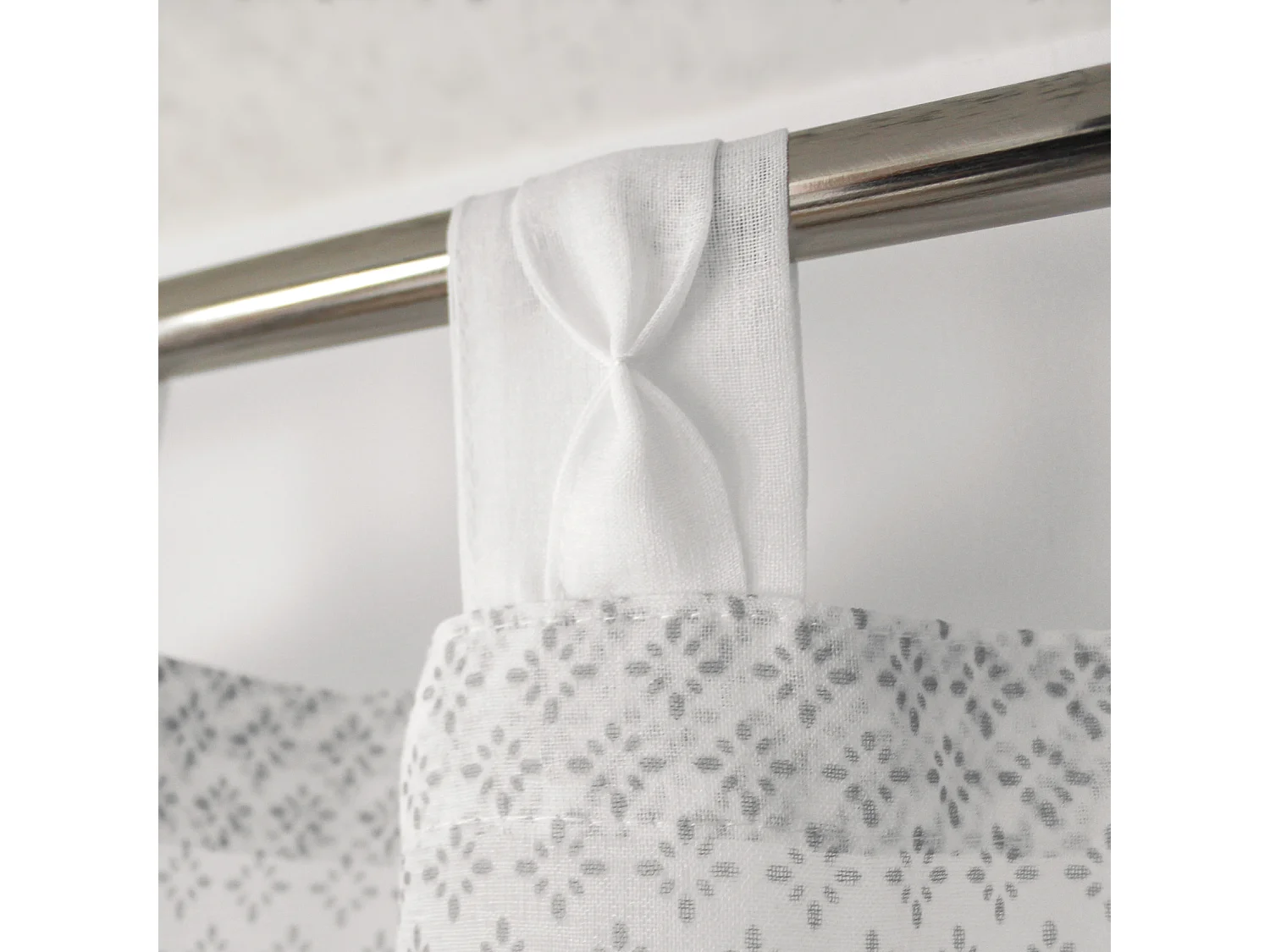 Ösenvorhang mit geometrischen Mustern