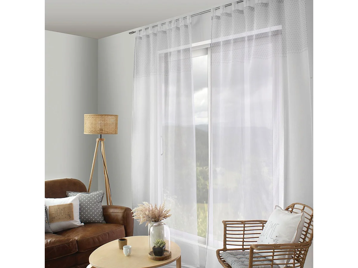 Ösenvorhang mit geometrischen Mustern