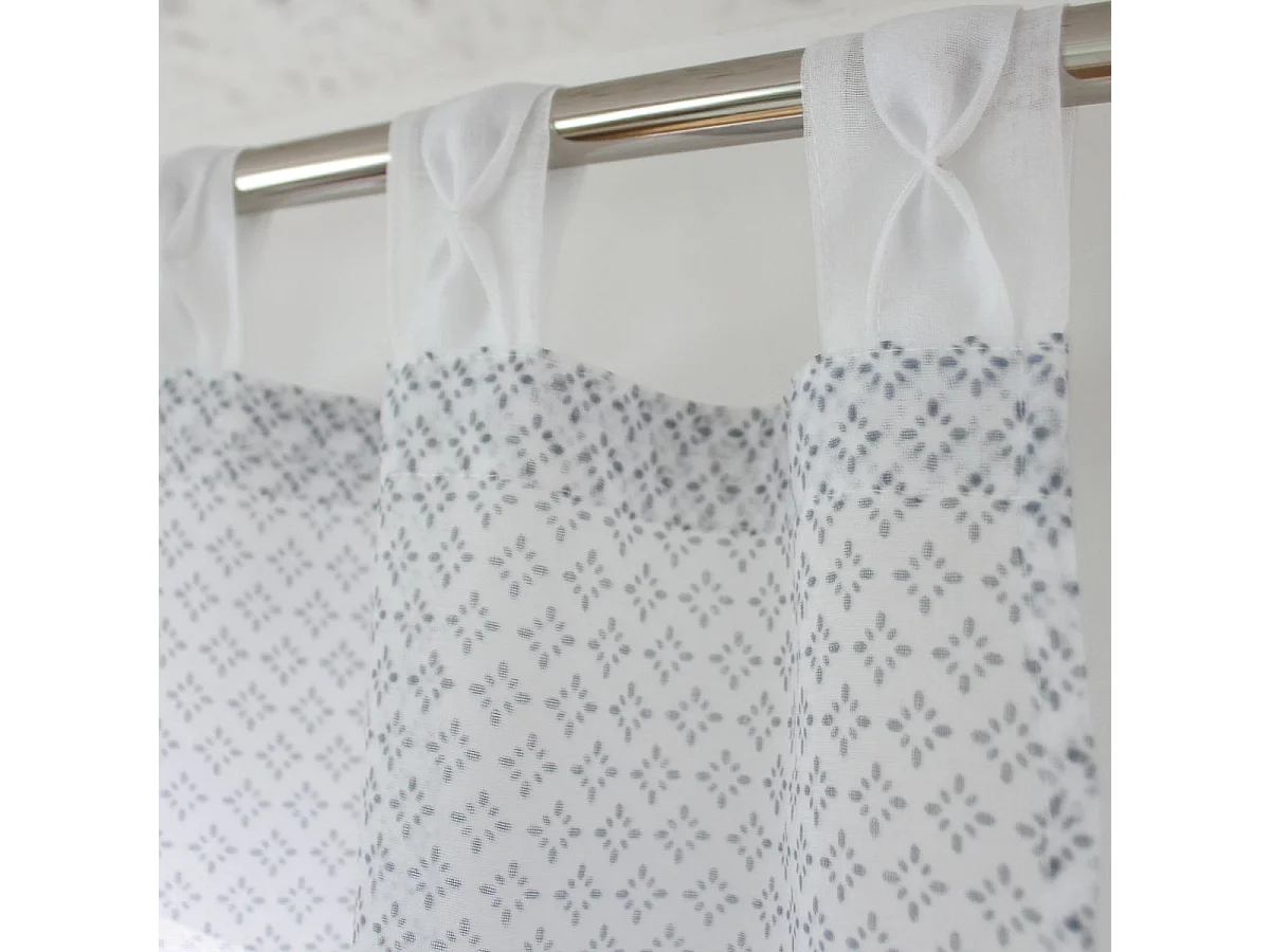 Ösenvorhang mit geometrischen Mustern