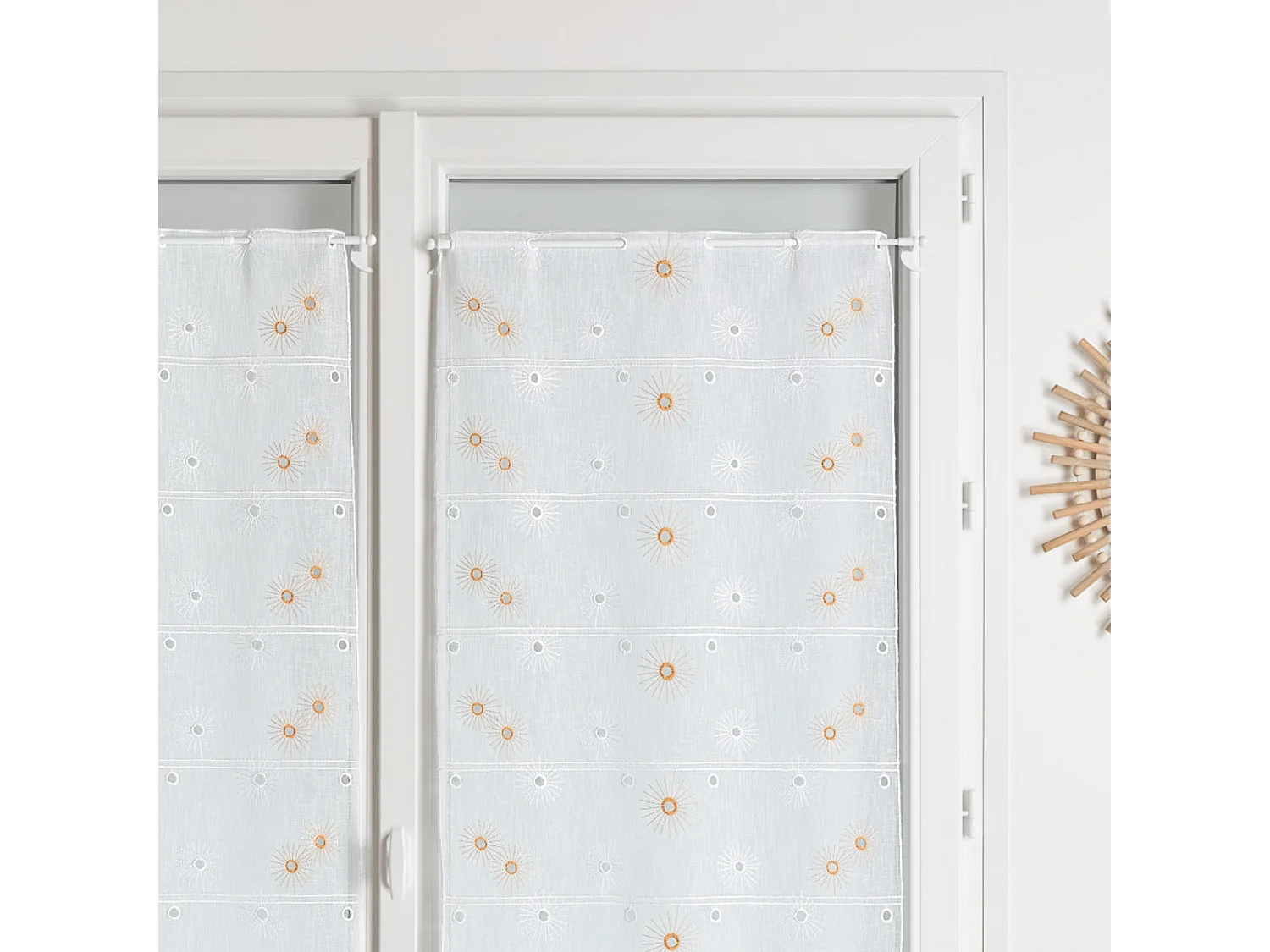 Modulares besticktes Blumenmuster in Orange