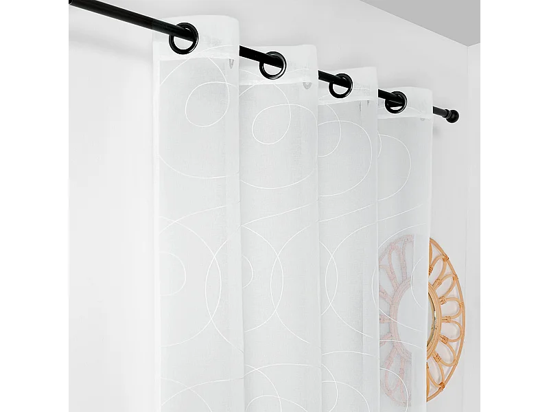 Bestickter Vorhang auf sandigem Hintergrund