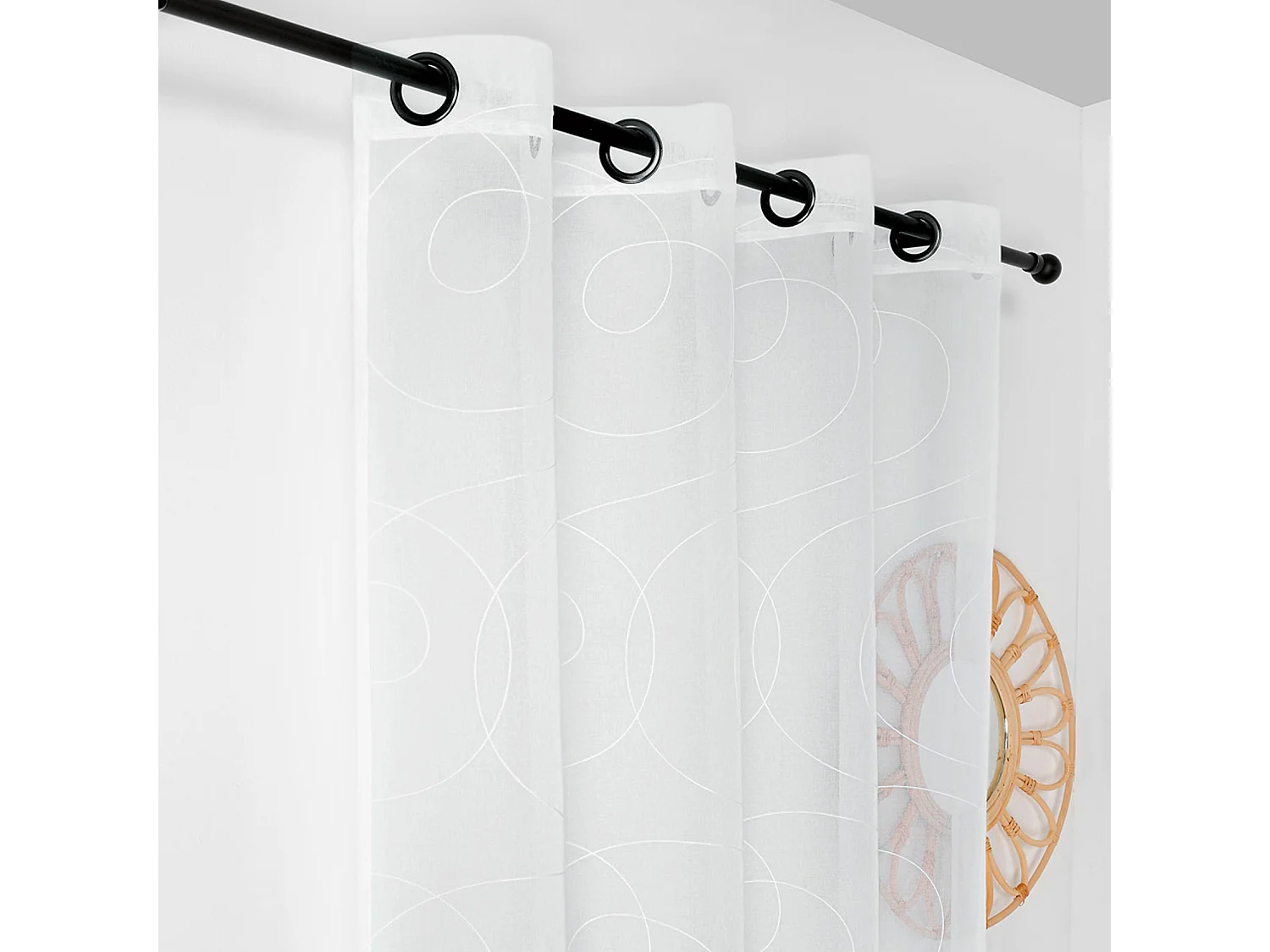 Voilage brodé sur fond sablé