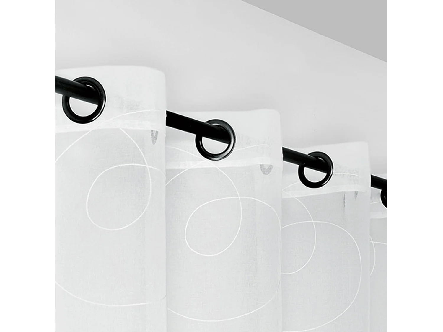 Voilage brodé sur fond sablé