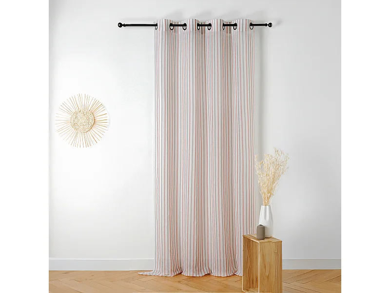 Leicht transparenter und unregelmäßiger Vorhang mit Streifen