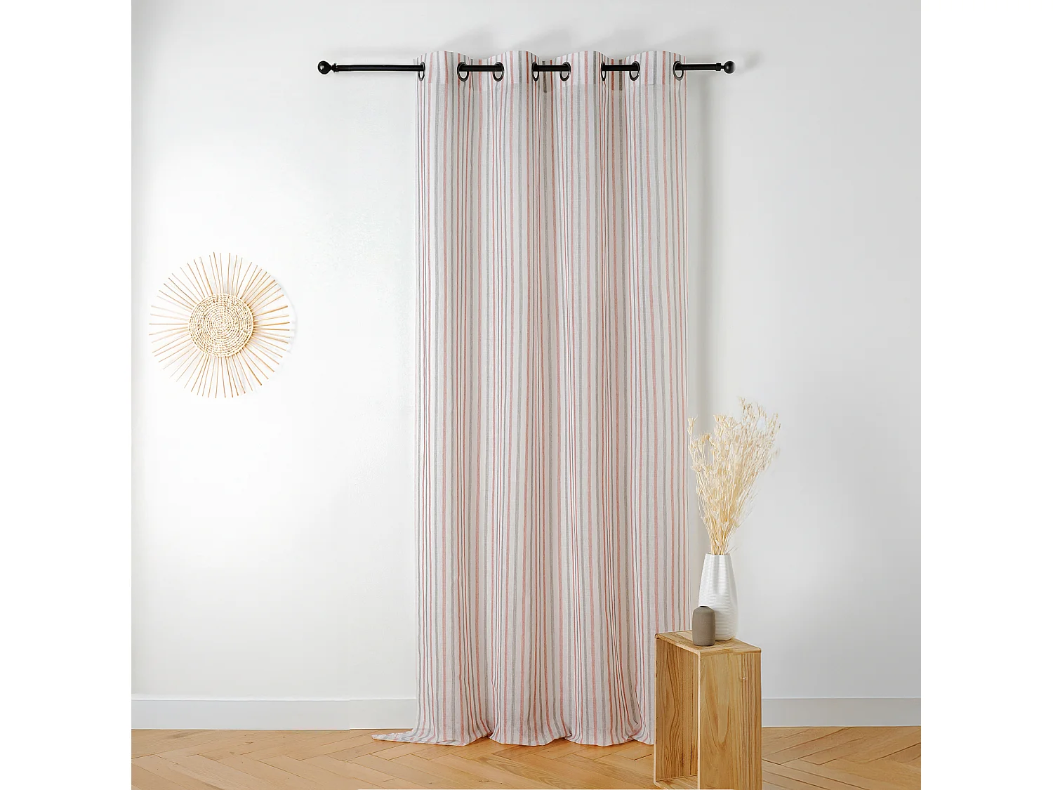 Leicht transparenter und unregelmäßiger Vorhang mit Streifen