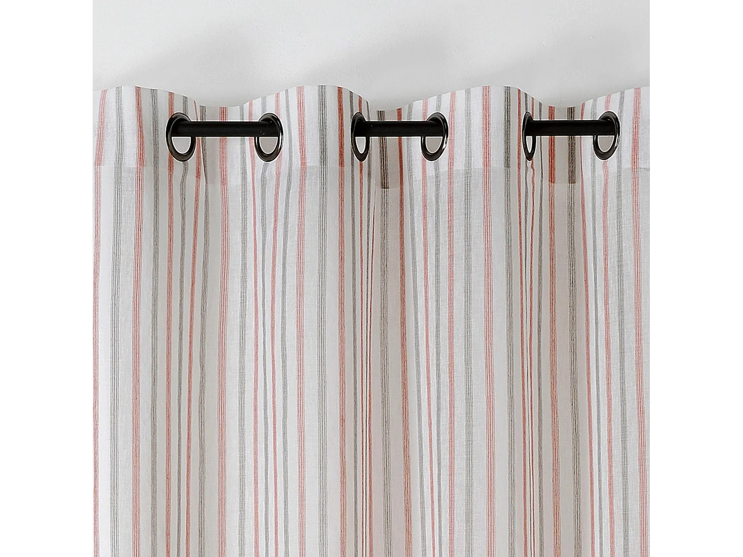 Leicht transparenter und unregelmäßiger Vorhang mit Streifen