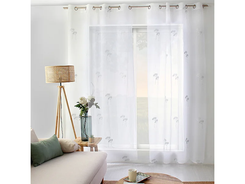 Visillo tamizante con bordados florales