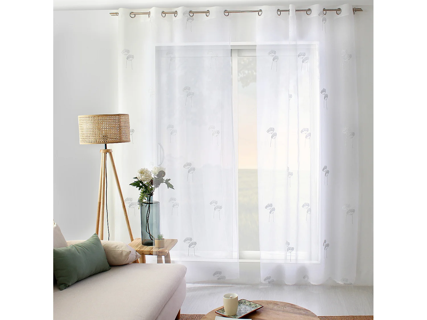 Transparenter Vorhang mit floralen Stickereien