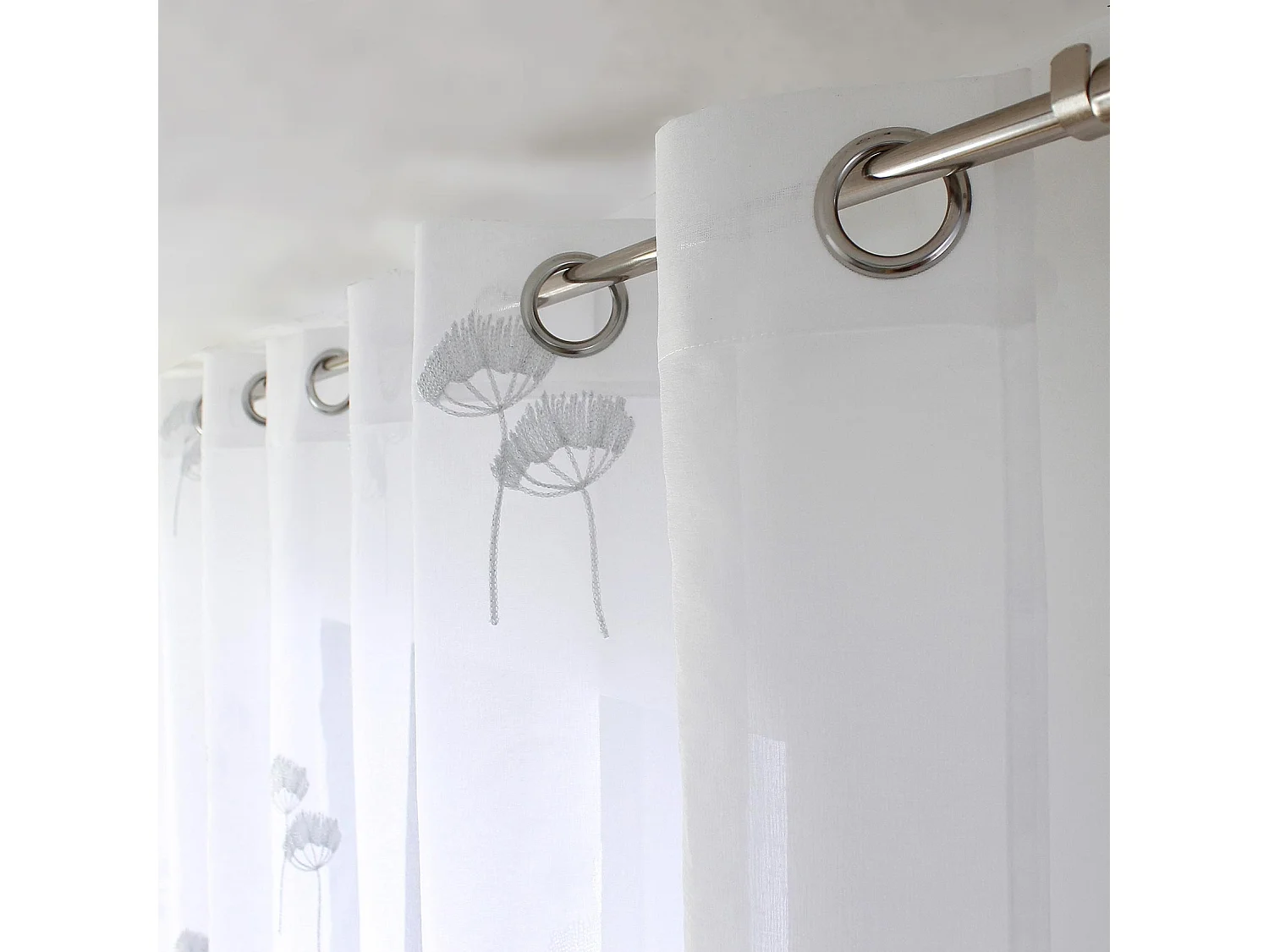 Transparenter Vorhang mit floralen Stickereien