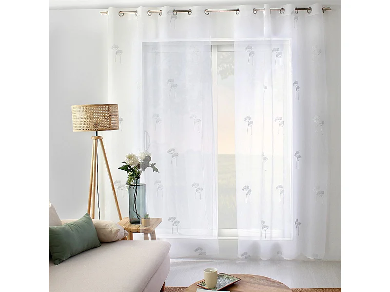 Transparenter Vorhang mit floralen Stickereien