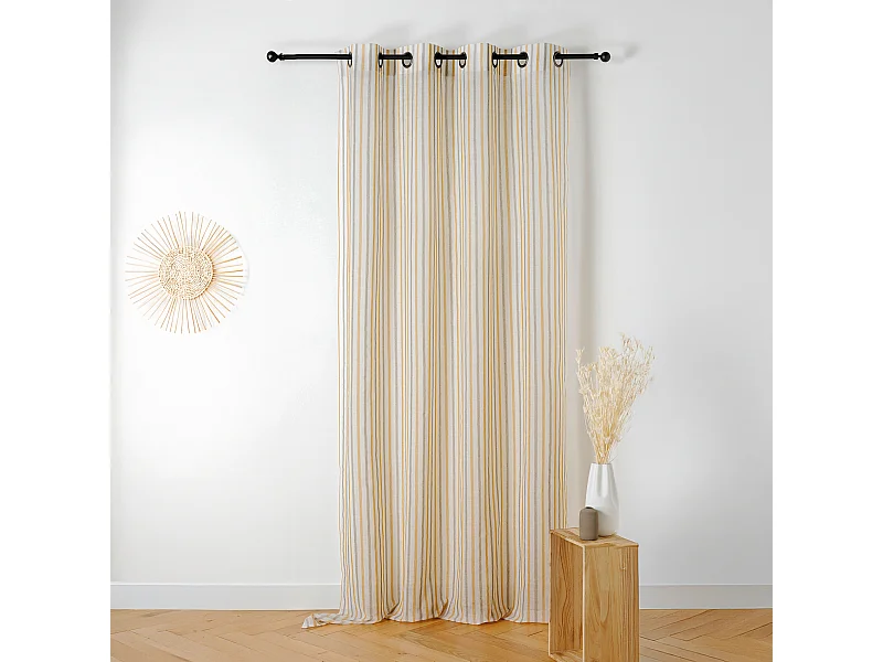 Leicht transparenter und unregelmäßiger Vorhang mit Streifen