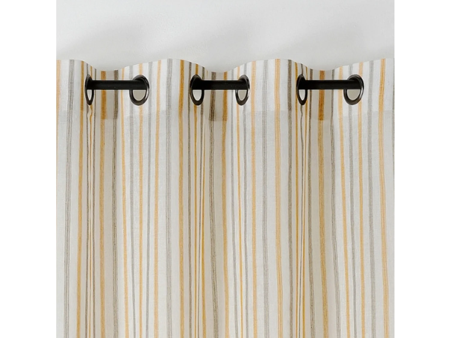 Leicht transparenter und unregelmäßiger Vorhang mit Streifen