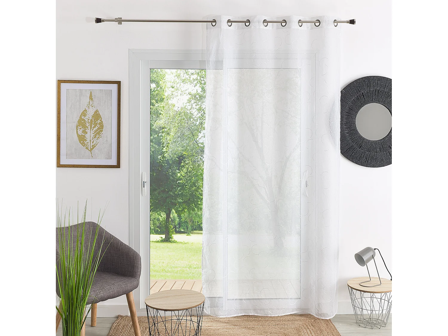 Voilage tamisant en étamine brodée