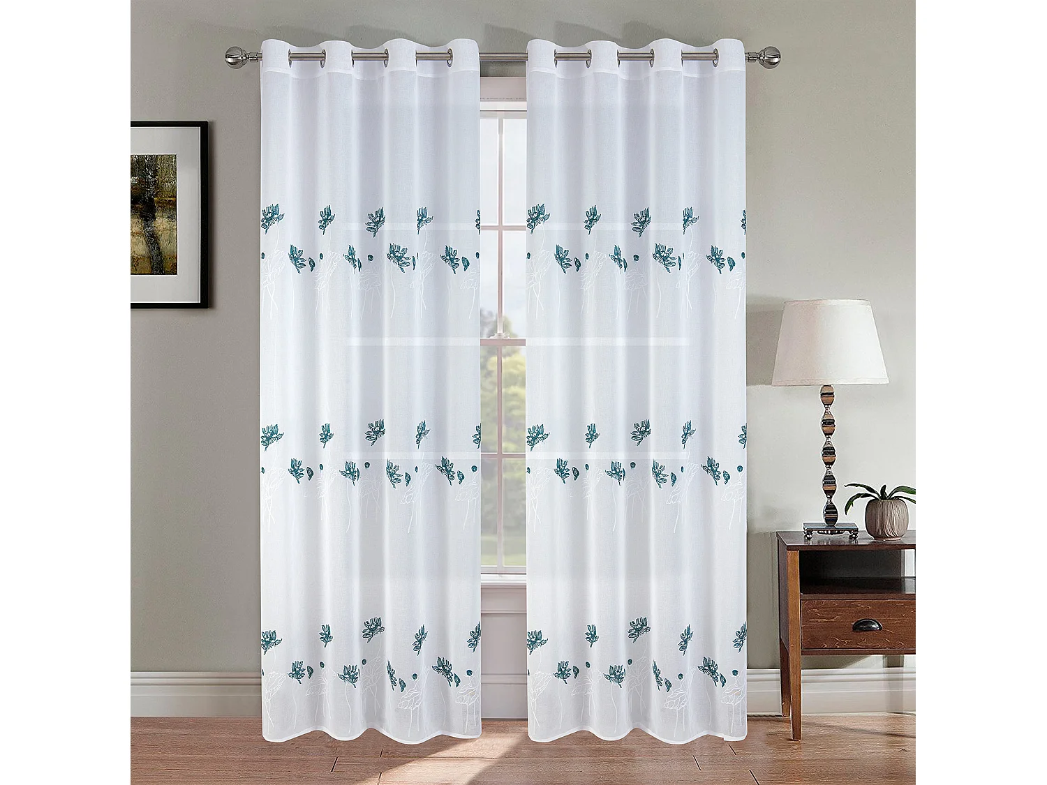 Paar geblümte und beschwerte Vorhänge