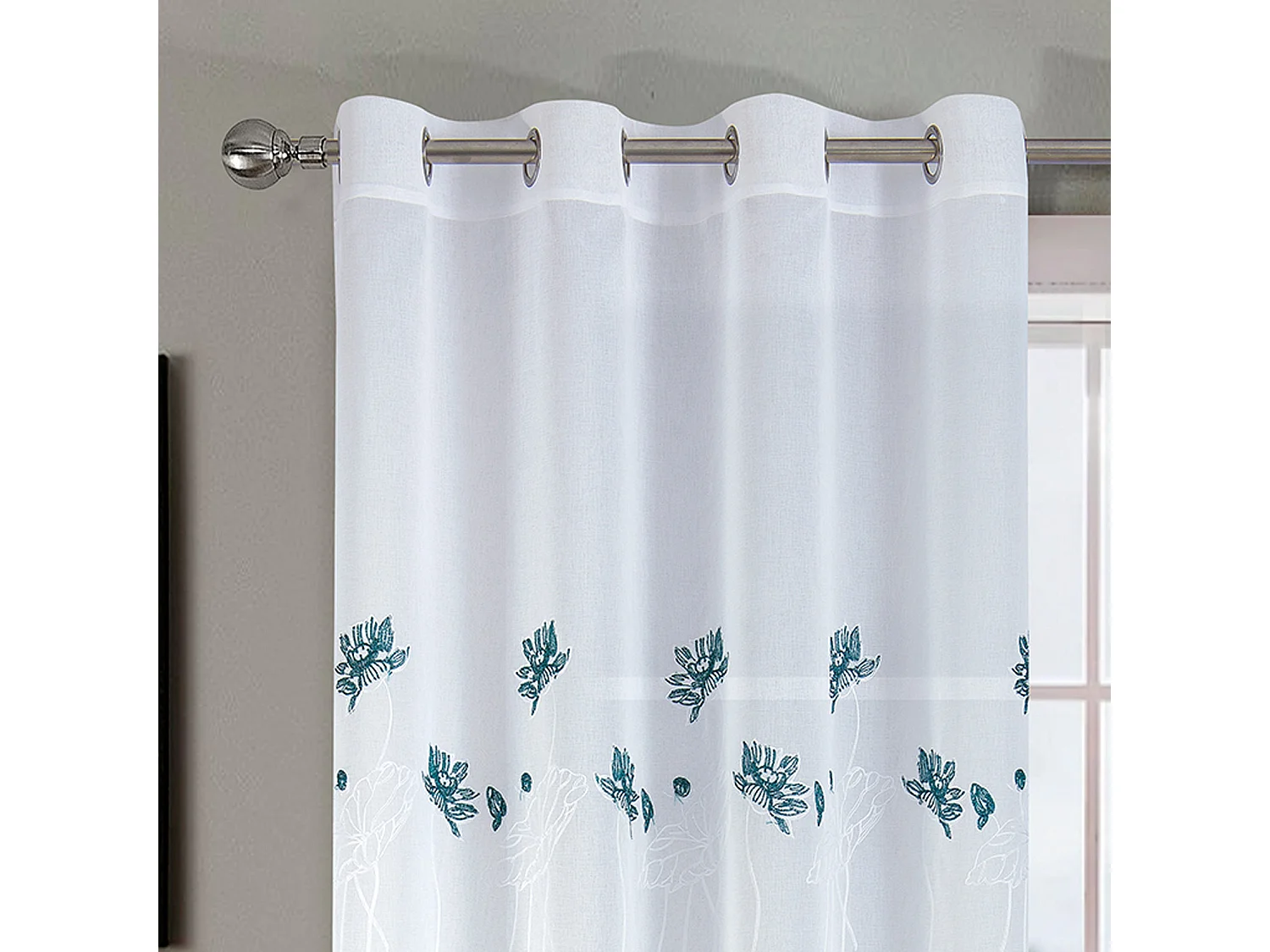 Paar geblümte und beschwerte Vorhänge