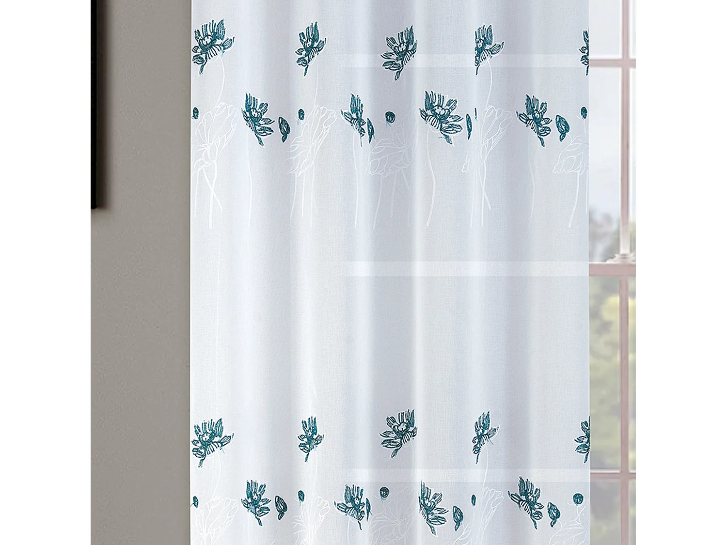 Paar geblümte und beschwerte Vorhänge