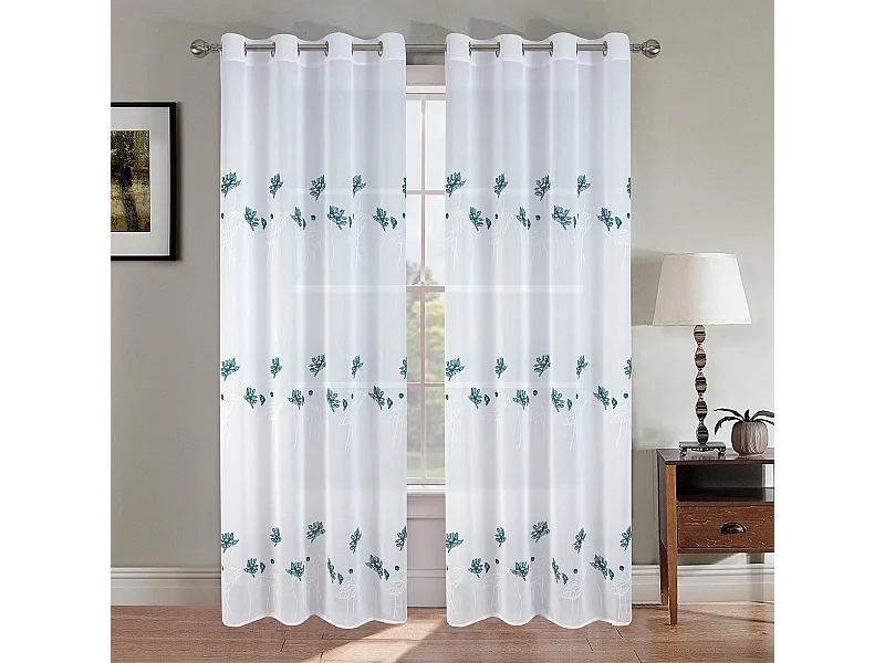 Paar geblümte und beschwerte Vorhänge