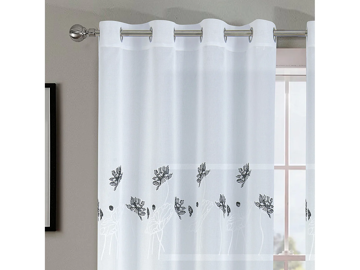 Paar geblümte und beschwerte Vorhänge