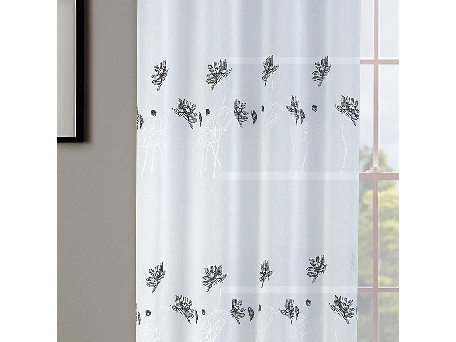 Paar geblümte und beschwerte Vorhänge