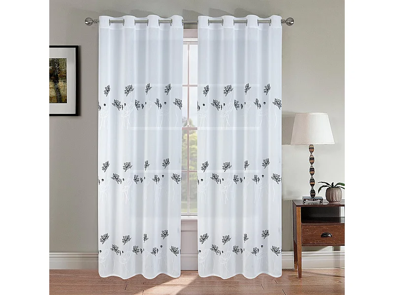 Paar geblümte und beschwerte Vorhänge