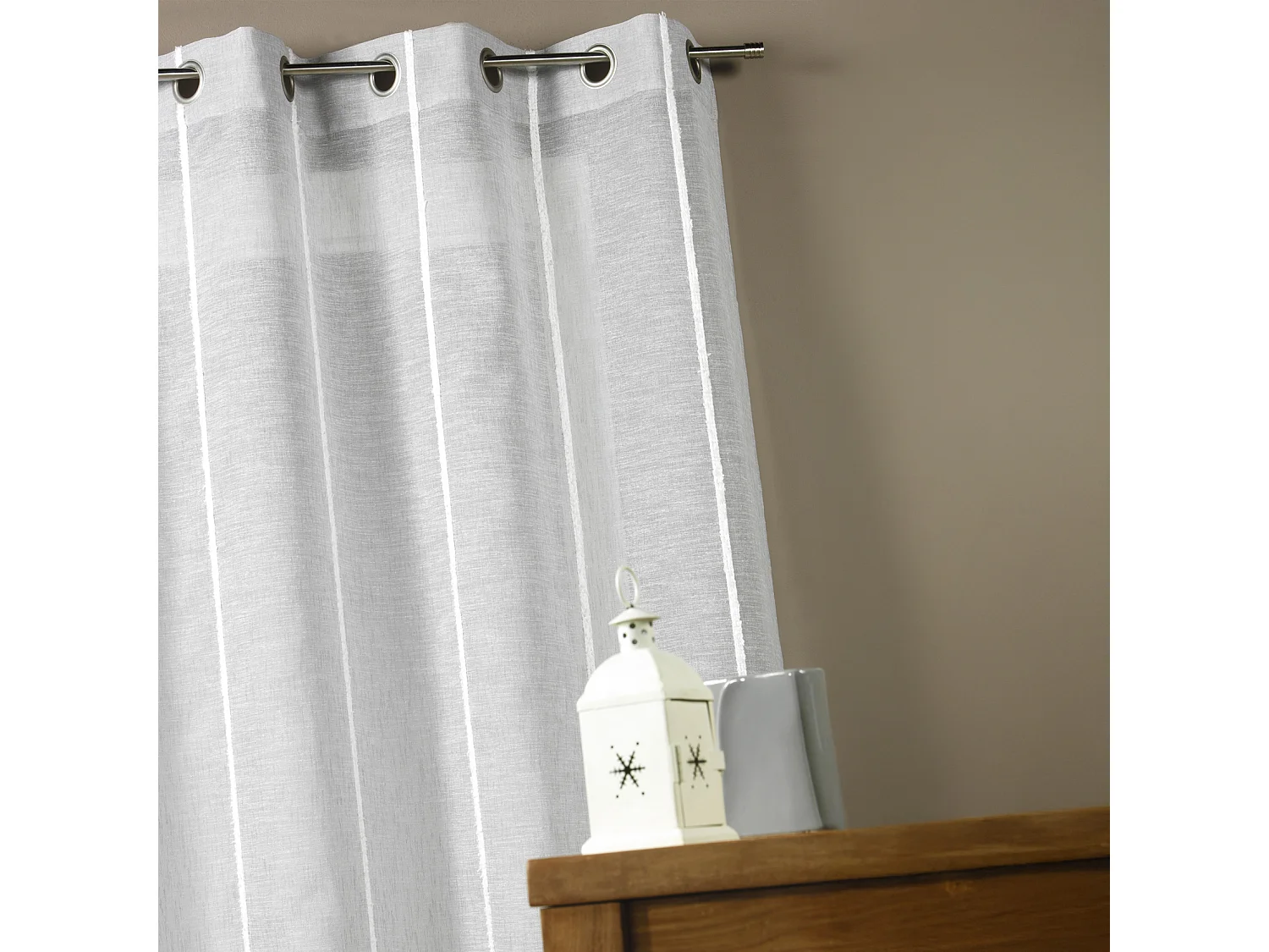 Voilage étamine à fines rayures verticales